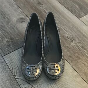 Women's Gray Textured Pumps
